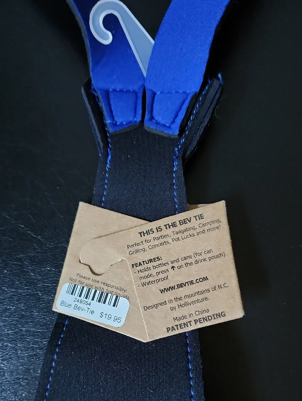 NEW Bev Tie Beer Holder Necktie Gag Gift Blue Neoprene Insulated Can Coozie